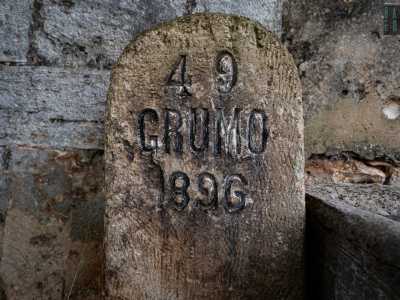 La residenza si trova al confine tra i territori di Altamura, Toritto e Grumo. Sui lati della struttura si trovano le �pietre miliari� (indicanti l�anno 1896)...